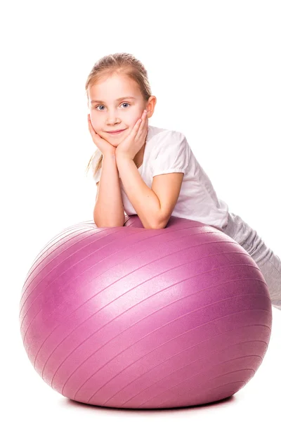Menina esportiva em uma bola em forma — Fotografia de Stock