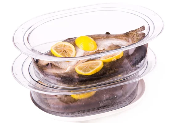 Forel met citroen gekookt in een stoomboot — Stockfoto