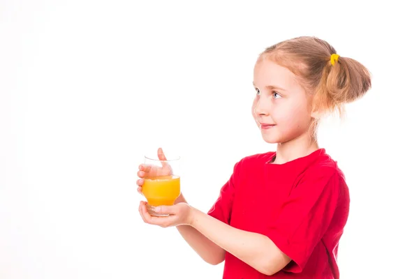 Ragazzina carina che tiene il bicchiere con il succo sorridente — Foto Stock