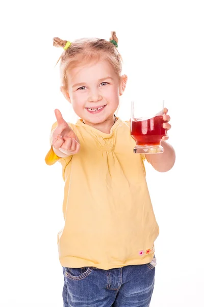 Menina bonito segurando vidro com suco sorrindo — Fotografia de Stock