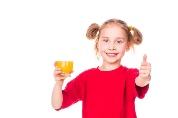 Nettes kleines Mädchen, das Glas mit Saft lächelnd hält — Stockfoto