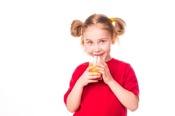 Söt liten flicka som håller glaset med juice leende — Stockfoto