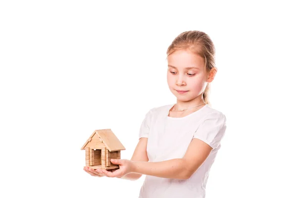 Bella bambina che tiene in mano una casa modello giocattolo. Comprare un concetto di casa . — Foto Stock