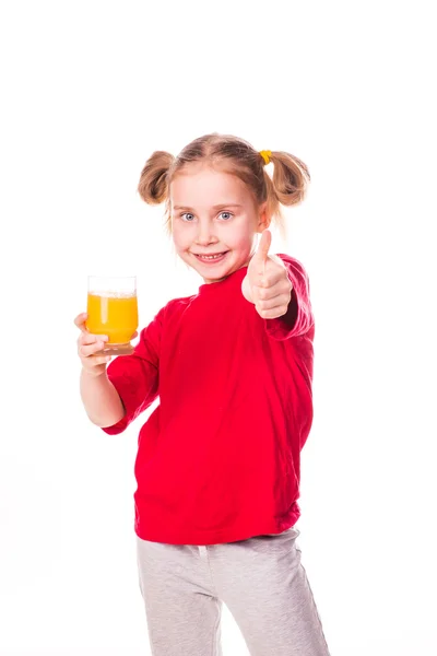 Linda niña sosteniendo el vaso con jugo sonriendo — Foto de Stock