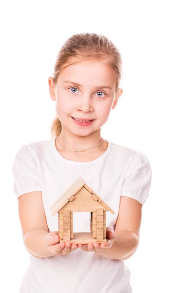 Bella bambina che tiene in mano una casa modello giocattolo. Comprare un concetto di casa . — Foto Stock