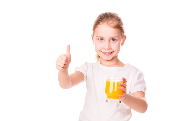 Linda niña sosteniendo el vaso con jugo sonriendo — Foto de Stock