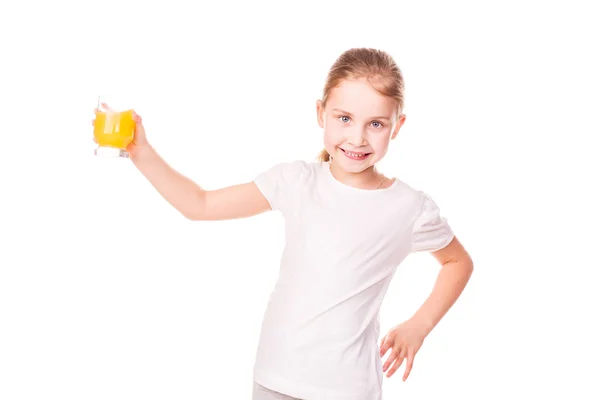Linda niña sosteniendo el vaso con jugo sonriendo — Foto de Stock