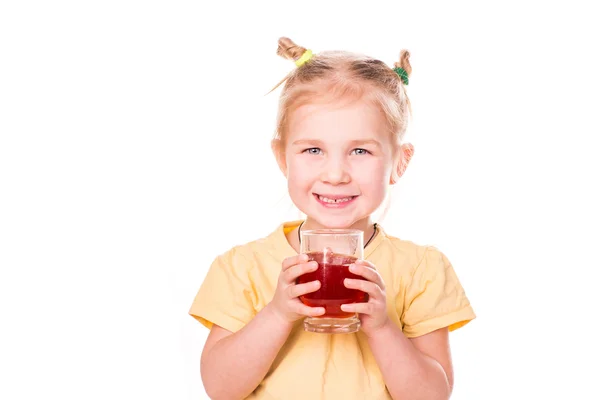 持有玻璃与果汁微笑的可爱小女孩 — 图库照片