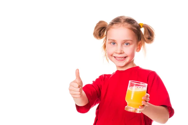 Söt liten flicka som håller glaset med juice leende — Stockfoto