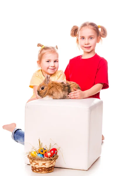 Dwoje dzieci zadowolony Zajączek i jaj. Wesołych Świąt — Zdjęcie stockowe