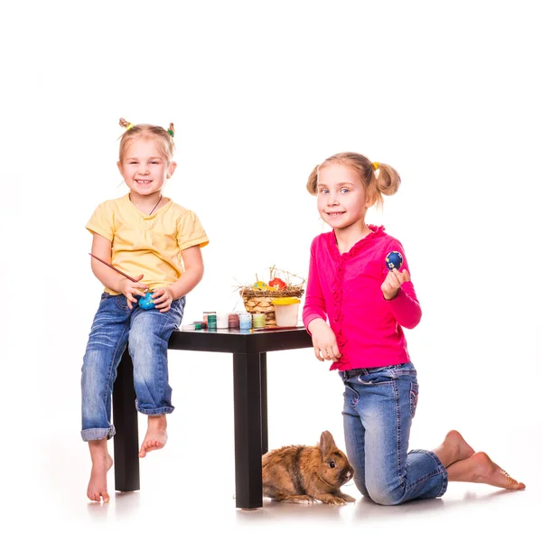 Twee gelukkige jonge geitjes schilderij paaseieren. Vrolijk Pasen — Stockfoto