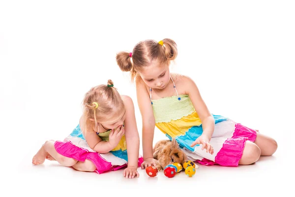 Zwei glückliche Kinder mit Osterhasen und Eiern. Frohe Ostern — Stockfoto