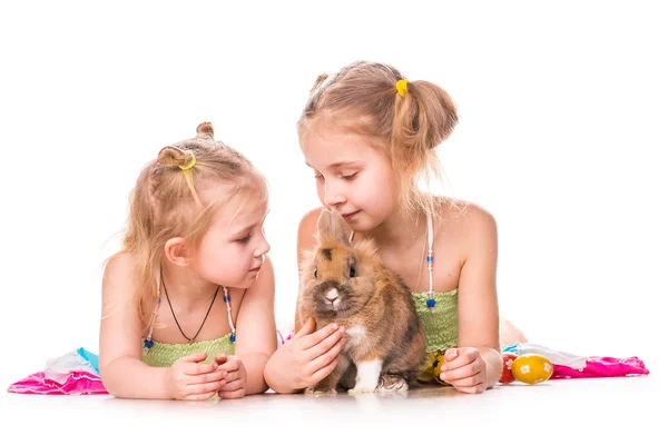 Zwei glückliche Kinder mit Osterhasen und Eiern. Frohe Ostern — Stockfoto