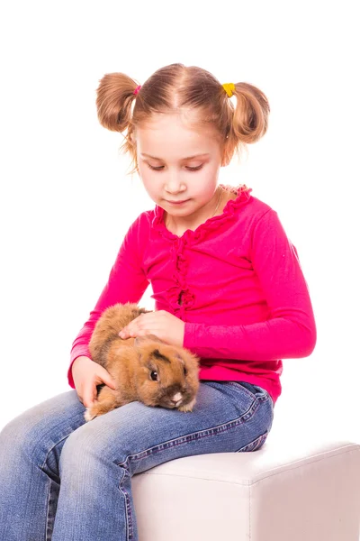 Щаслива дівчинка з пасхальним кроликом. З Великоднем — стокове фото