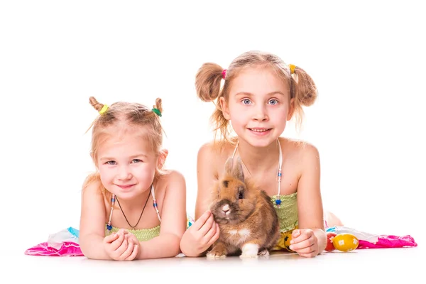 Zwei glückliche Kinder mit Osterhasen und Eiern. Frohe Ostern — Stockfoto