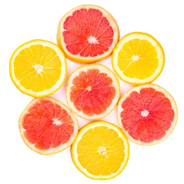 橙和葡萄柚切片中的一朵花的窗体 — 图库照片