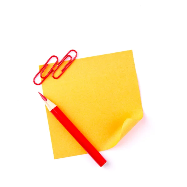 Nota de papel adhesivo naranja con clips y lápices rojos — Foto de Stock