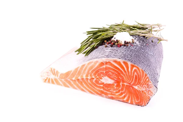 Rauwe zalm steak met rozemarijn — Stockfoto