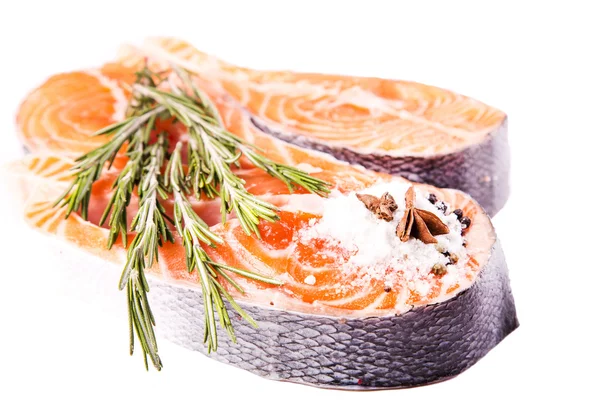 Filete de salmón crudo con romero — Foto de Stock