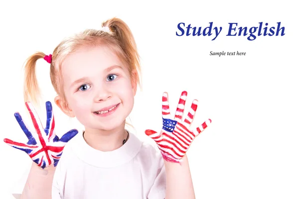 Amerikanische und englische Flaggen auf Kinderhänden beim Erlernen des englischen Sprachkonzepts Stockfoto