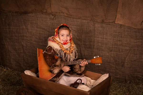 Bir sepeti oturuyor şal güzel Rus kızı — Stok fotoğraf