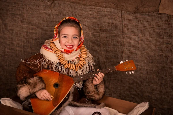 Bir sepeti oturuyor şal güzel Rus kızı — Stok fotoğraf
