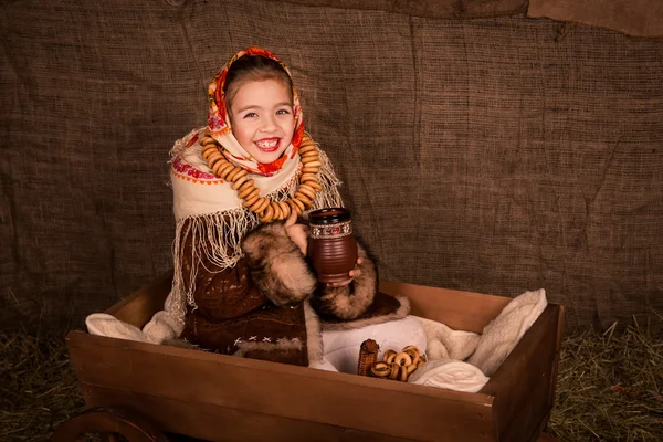 Belle fille russe dans un châle assis dans un chariot — Photo