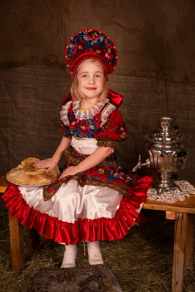 Belle fille russe avec une assiette complète de crêpes — Photo