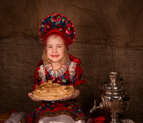 Güzel Rus kız tam plaka krep ile — Stok fotoğraf