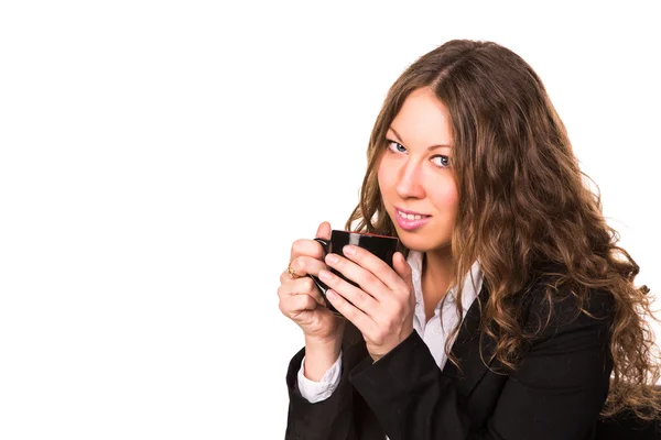 Belle femme d'affaires boire tasse chaude de café — Photo