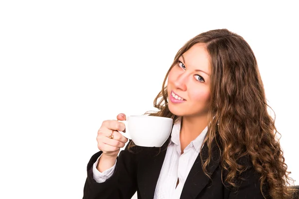 Schöne Geschäftsfrau trinkt heiße Tasse Kaffee — Stockfoto