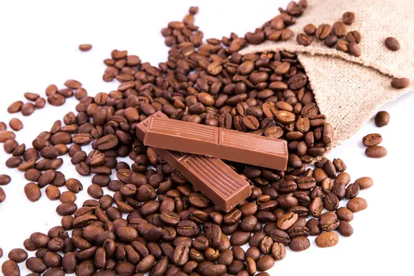 Chicchi di caffè con cioccolato — Foto Stock