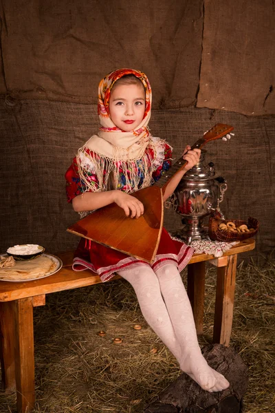 Krásná Ruská dívka v šál — Stock fotografie