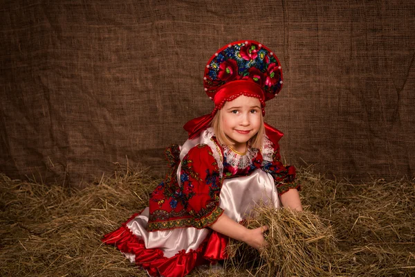 Красивая маленькая девочка в национальном костюме — стоковое фото