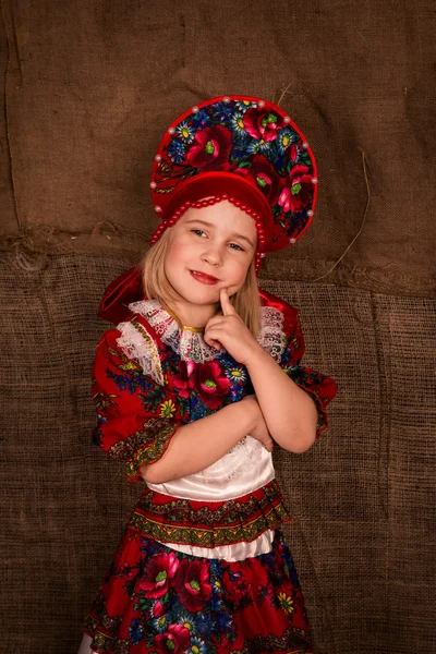 Belle petite fille en costume national — Photo