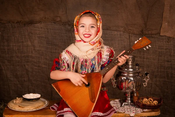 Красивая русская девушка в шале — стоковое фото