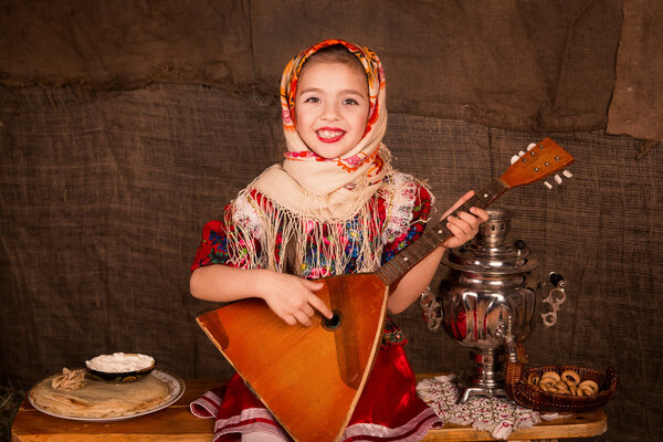 Красивая русская девушка в шале
