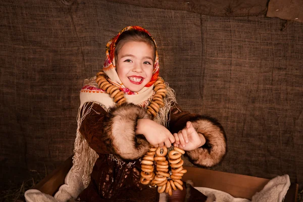 Bir sepeti oturuyor şal güzel Rus kızı — Stok fotoğraf