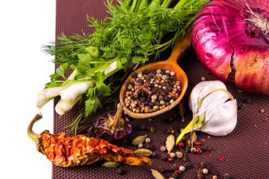 çeşitli baharatlar ve otlar, soğan ve garlik