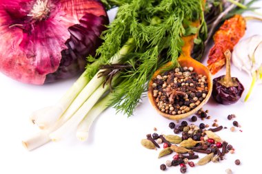 çeşitli baharatlar ve otlar, soğan ve garlik