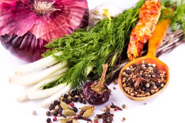 çeşitli baharatlar ve otlar, soğan ve garlik