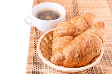 taze ve lezzetli bir sepet ve kahve servis kruvasan Fransız