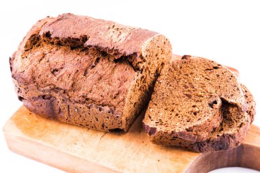taze ev yapımı tam tahıl brown ekmek tahıl ile ahşap bir tahta üzerine dilimlenmiş.