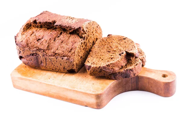 Pão integral caseiro fresco fatiado com cereais em uma tábua de madeira — Fotografia de Stock