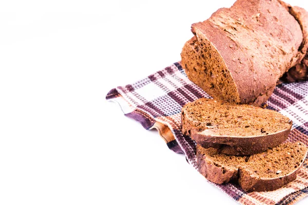 Pan marrón casero recién rebanado con cereales en una toalla de cocina —  Fotos de Stock