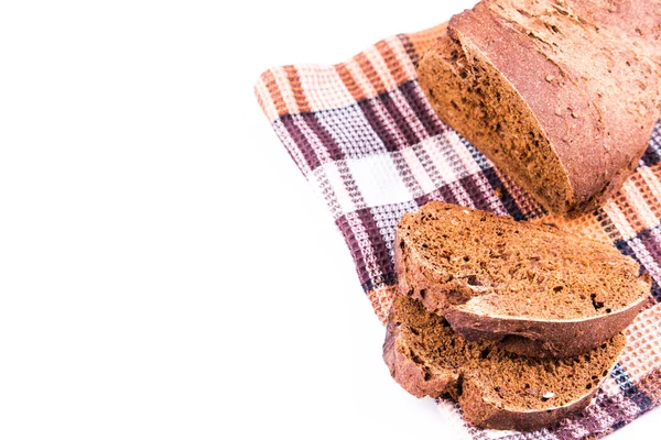 Pan marrón casero recién rebanado con cereales en una toalla de cocina —  Fotos de Stock