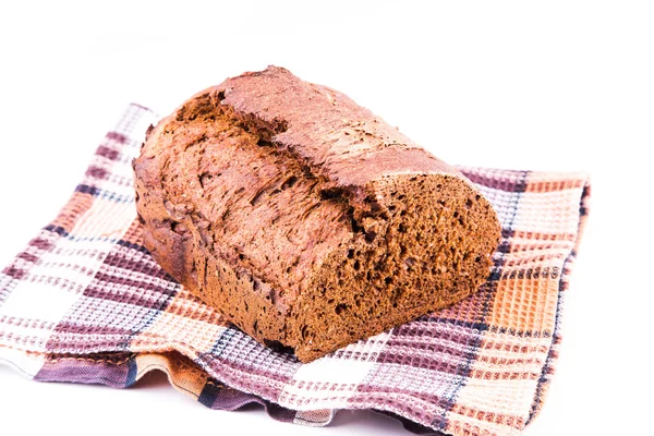 Pan marrón casero recién rebanado con cereales en una toalla de cocina —  Fotos de Stock
