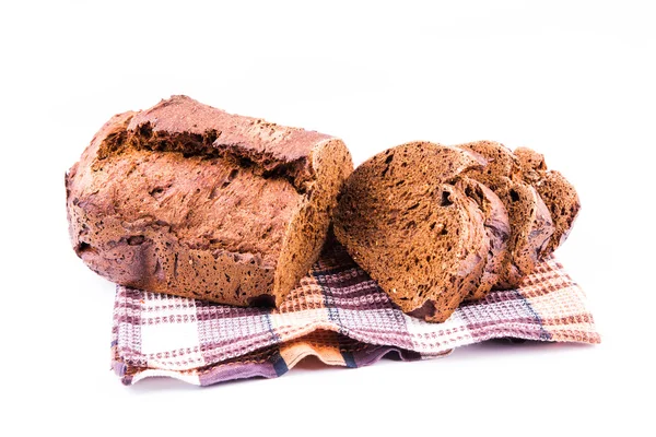 Pan marrón casero recién rebanado con cereales en una toalla de cocina —  Fotos de Stock