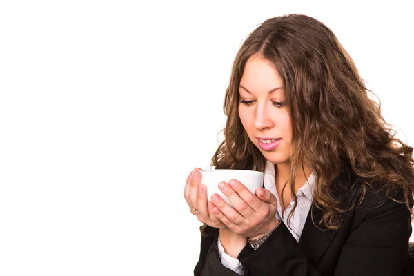 Schöne Geschäftsfrau trinkt heiße Tasse Kaffee — Stockfoto