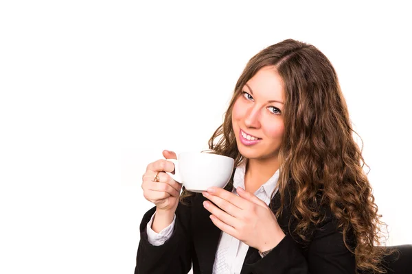Schöne Geschäftsfrau trinkt heiße Tasse Kaffee — Stockfoto